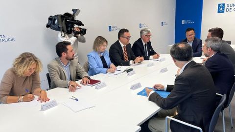 Imagen de la primera&nbsp;reuni&oacute;n entre la Xunta y los sindicatos para poner en marcha el plan para hacer frente al absentismo laboral.