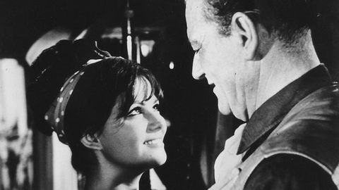 Claudia Cardinale con John Wayne en un fotograma de la pelcula El fabuloso mundo del circo