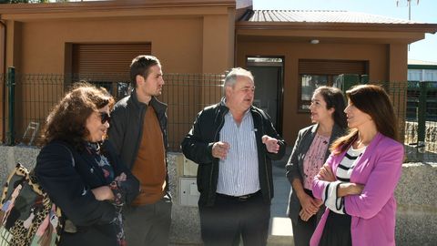 Visita de la conselleira Allegue al inmueble reformado en Nogueira de Ramun.