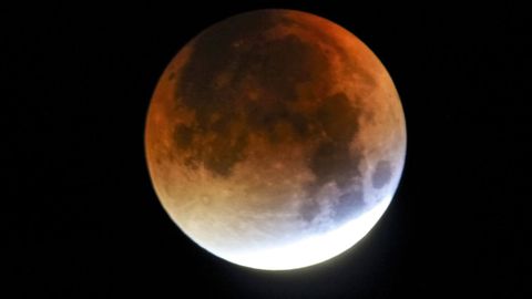 Eclipse lunar fotografiado sobre el cielo de Mux�a el 28 de septiembre del 2015