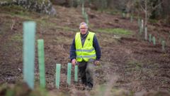 El presidente de la comunidad de montes de Lagostelle, Francisco Roca, en la zona en la que efectu la siembra.