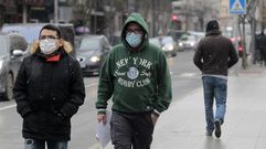 Transe�ntes en la avenida de Galicia este martes por la ma�ana, durante la peque�a nevada que cay� en Monforte