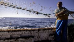 Imagen de archivo de un pescador andaluz recogiendo las redes