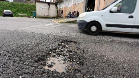 El socav�n apareci� hace unos d�as y obliga a los conductores a esquivarlo