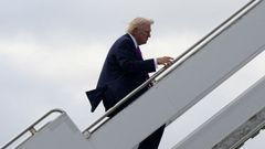 Donald Trump sube al avi�n presidencial Air Force One en el aeropuerto de Palm Beach en Florida.