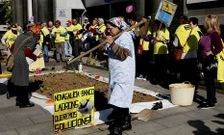 Protesta de preferentistas ante la sede de NCG en Vigo donde plantaron un huerto.