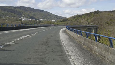 El paso por el puente de Cruzul, sin las vallas altas que pidi el Concello de Becerre