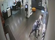 Dos ladrones grabados por una c�mara de seguridad mientras arrancan los m�viles en una tienda de telefon�a