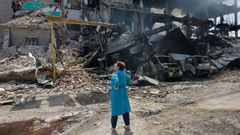Una mujer en una f�brica destruida en Donetsk.