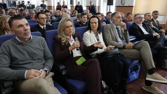 A la izquierda, Eduardo Mguez, adjunto al director general de Puerto de Celeiro, en las XXIX Xornadas de Pesca, donde proclam que la asociacin con los irlandeses marca una nueva era en el puerto