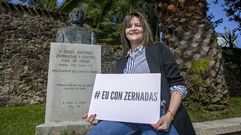 <span lang= gl >Hermitas Lorenzo xunto ao busto de Zernadas que est� diante da igrexa de Fruime</span>