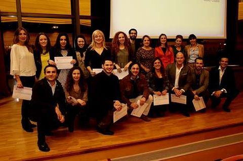 Los asistentes a uno de los cursos de Coaching de la UDC, en el paraninfo con sus correspondientes diplomas. 