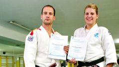Felipe Iglesias y Anita Fern�ndez, con el certificado de sus medallas