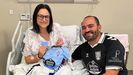 Xulia Garrido y Alberto Carballo, con su peqeño recién nacido, Roi, carné número 40.000 del Celta.
