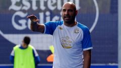 Manuel Pablo, dando instrucciones durante un partido del Fabril.