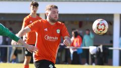 Jairo Lpez persigue la pelota durante el derbi contra el Xove Lago del pasado curso.