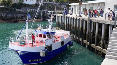 El patr�n mayor de la Cofrad�a de Pescadores de Santa Ana de Llanes a su llegada este martes al puerto de Llanes (Asturias)