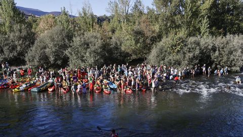 Fiesta de la piragua en el Sil.M�s de trescientos participantes y numerosos p�blico disfrutaron del descenso internacional