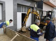 Reparaci�n de la rotura de una tuber�a de la red de agua en la calle Pardo Baz�n. 