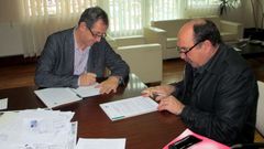 El alcalde y un representante de Mouzo y Souto.