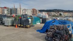 Redes, nasas y otros aparejos y utensilios de pesca y marisqueo se guardan actualmente bajo lonas en el puerto de Sanxenxo