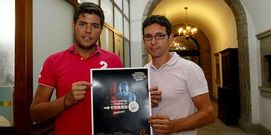 Adri�n Varela e Iv�n Sanmart�n con el cartel de la carrera.