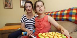 Sof�a, la joven que sufre trisom�a 14 proximal, con su madre. 