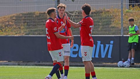 Hugo Gonz�lez celebra con sus compa�eros su gol para abrir el marcador frente al Acad�mico de Viseu.