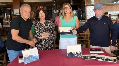 Ant�n Pi�eiro, Mari�a P�rez, Ana Barreiro e Xos� Perez, durante o acto de presentaci�n