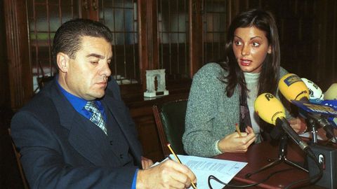 Nevenka Fern�ndez, en una imagen de archivo, atendiendo a los medios de comunicaci�n junto a su acosador, Ismael �lvarez, que dimiti� de sus cargos de alcalde y procurador de las Cortes auton�micas debido a su condena por acoso sexual hacia la que fue su concejala de Hacienda.