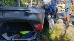 El turismo qued� volcado sobre la tajea tras colisionar contra un cami�n de leche