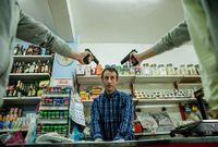 El corto es la historia de una pareja que decide cometer un atraco.