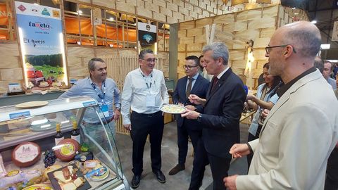 Alfonso Rueda probó el queso de Farelo y lo ofreció a los acompañantes.