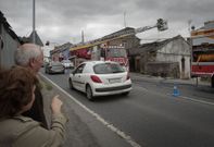 La due�a de la vivienda, se�alando los trabajos de extinci�n del fuego en Sigr�s. 