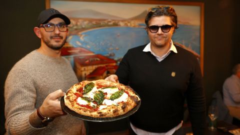 Los propietarios de la pizzera Bella Napoli, Salvatore Tavilla y Guiseppe Verniero, sujetan la pizza La Sorrentina escogida como la mejor de Galicia