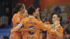 Macarena, Pauli�a, Silvia Rubal y Sandra celebran uno de los goles naranjas.