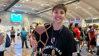 Cecilia Cacheda posa con el trofeo de la Copa Europea de la EHF.