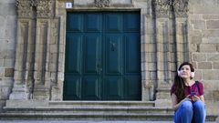 Lidia, facendo uso da audiogu�a na Praza de Santa Mar�a