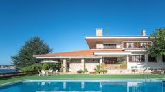 Vivienda familiar O Vilar, situada en un promontorio sobre un cabo que separa las playas de Ares y Seselle, en el municipio aresano