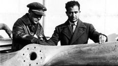 Ram�n Franco y Ruiz de Alda dando los �ltimos toques antes de la colocaci�n de la h�lice en el Plus Ultra.