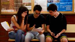 Unos estudiantes repasan durante uno de los descansos entre los ex�menes de selectividad que han comenzado en la facultad de Biolog�a de la Universidad de Barcelona
