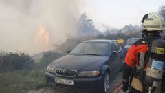 Un bombero observa las llamas incendio registrado la pasada noche en el Monte Naranco de Oviedo