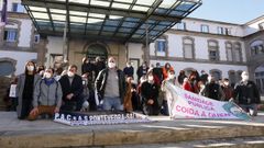 M�dicos de los nueve PAC del �rea de Pontevedra y O Saln�s se arrodillaron ayer durante la concentraci�n ante el Provincial