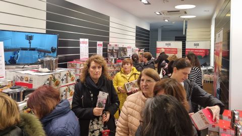 Expectación en la tienda efímera de la cadena suiza Kuhn Rikon