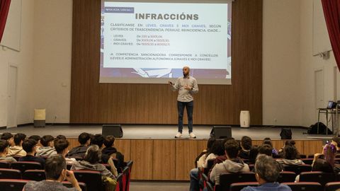 El agente Mart�n Camba ayer en el instituto Alfredo Bra�as de Carballo