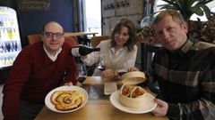 Valent�n, Raquel y Tino son los due�os de Ernesto Patio Bar