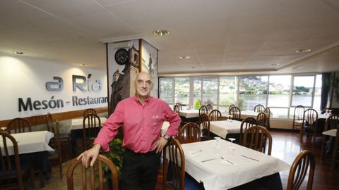Luis Vizoso, este martes en el luminoso comedor principal de su restaurante, ubicado en la Avenida de Ferrol y con vistas a la ría