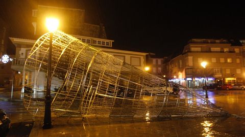 Las fuertes rfagas derriban el rbol navideo de Vilanova de Arousa