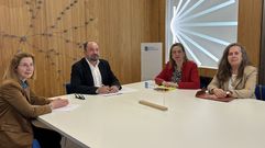 Xos� Manuel Merelles y M�riam Louzao (en el centro) asistieron a la reuni�n con sus t�cnicas de turismo, Carmen Pita, directora de Promoci�n de Turismo de Galicia (izquierda), y Flavia Ramil, gerente de Turismo de Santiago (derecha)