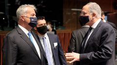  El ministro griego de Agricultura, izquierda, con su hom�logo de Chipre charlan antes de la reuni�n